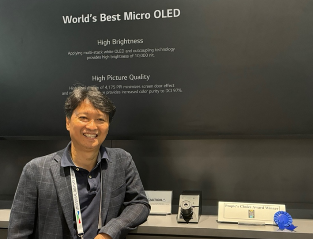 양준영 LG디스플레이 선행기술연구소장이 미국 실리콘밸리에서 열렸던 SID 2024에서 회사와 SK하이닉스가 협력 개발한 올레도스(OLEDoS) 제품을 소개하고 있다. 사진제공=LG디스플레이