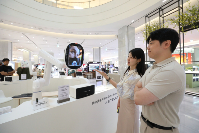 고객들이 현대백화점 판교점에 도입된 소통형 AI 로봇 '스텔라 V'를 이용하고 있다. 사진 제공=현대백화점
