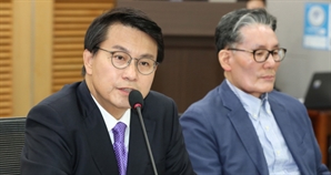 文 "아내 인도 방문은 첫 단독외교"… 與 "김정숙 여사부터 특검해야"