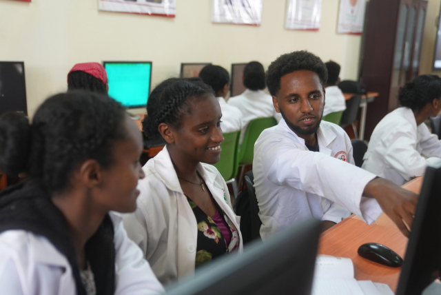 에티오피아 수도 아디스아바바에 있는 LG·한국국제협력단(KOICA) 희망직업훈련학교에서 학생들이 정보기술(IT) 교육을 받고 있다. 사진 제공=KOICA