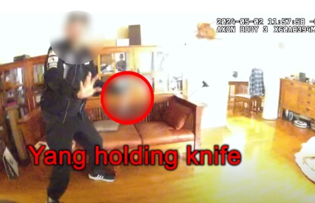 지난 2일(현지시간) 양용 씨 집을 강제로 열고 들어간 경찰이 양모씨와 맞닥뜨리고 있다. LAPD 유튜브 영상 캡처