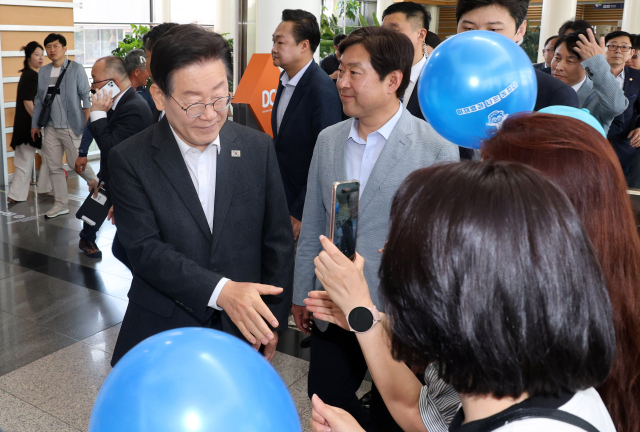 이재명 더불어민주당 대표가 19일 대전시 유성구 도룡동 대전컨벤션센터(DCC)에서 열린 '당원과 함께-민주당이 합니다' 행사에 참석하며 지지자와 인사하고 있다. 연합뉴스