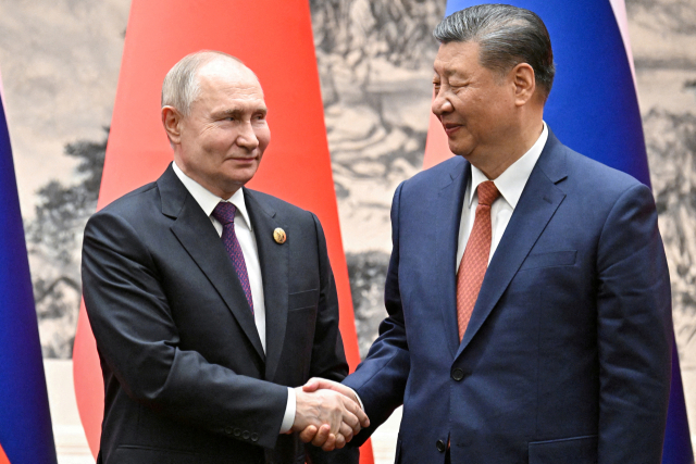 블라디미르 푸틴(왼쪽) 러시아 대통령과 시진핑 중국 국가주석. 로이터연합뉴스
