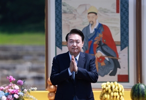"尹 대통령 지지율 6주 연속 30% 초반대"
