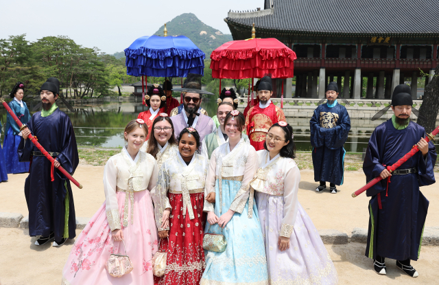 17일 경복궁에서 국왕, 왕비, 왕세자 등이 군사 호위를 받으며 궁궐을 산책하는 모습을 재현한 '왕가의 산책'이 펼쳐지고 있다. 연합뉴스