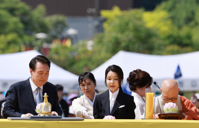 윤석열 대통령과 김건희 여사가 19일 경기도 양주시 회암사지에서 열린 ‘회암사 사리 이운 기념 문화축제 및 삼대화상 다례재’에서 조계종 총무원장인 진우스님과 함께 헌등을 하고 있다. 연합뉴스