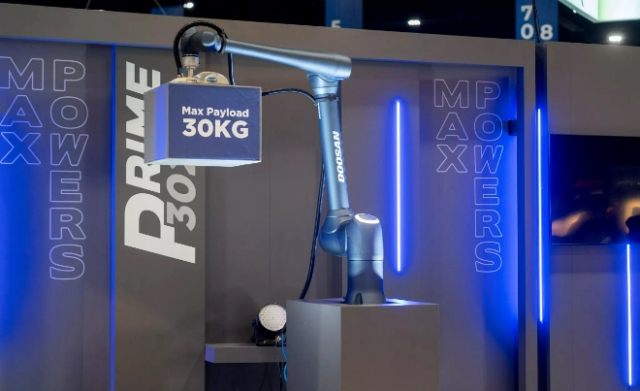 두산로보틱스가 공개한 팔레타이징 전용 협동로봇 ‘P시리즈’가 시연을 하고 있다. 사진 제공=두산로보틱스