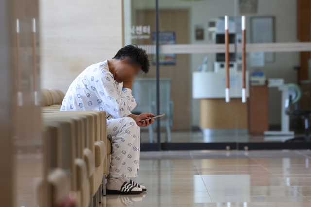 19일 서울 시내 한 대학병원에서 환자가 스마트폰을 보며 휴식하고 있다. 연합뉴스