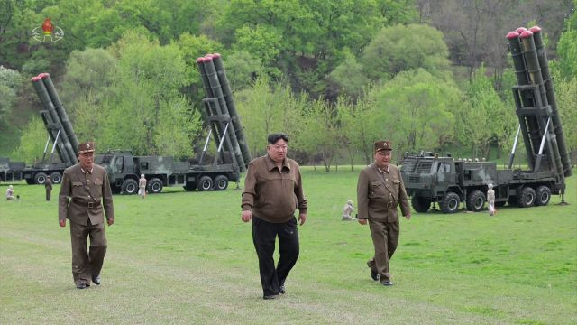북한은 지난 4월 22일 김정은 국무위원장의 지도로 600mm 초대형 방사포병 부대들을 국가 핵무기 종합관리체계인 핵방아쇠 체계 안에서 운용하는 훈련을 처음으로 진행했다고 조선중앙TV가 23일 보도했다. 연합뉴스