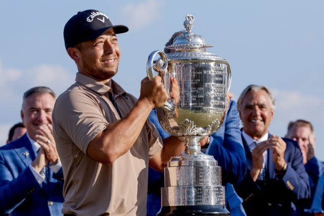 잰더 쇼플리가 20일 제106회 PGA 챔피언십에서 우승한 뒤 워너메이커 트로피를 올리고 있다. EPA연합뉴스