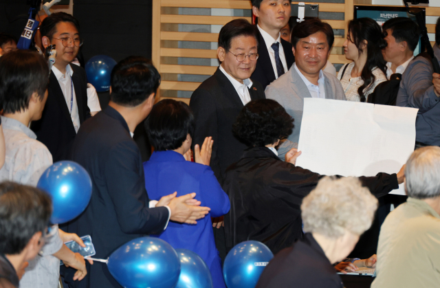 이재명 더불어민주당 대표가 19일 오후 대전시 유성구 도룡동 대전컨벤션센터(DCC)에서 열린 ‘당원과 함께-민주당이 합니다’ 행사에 참석하며 지지자와 인사하고 있다. 연합뉴스