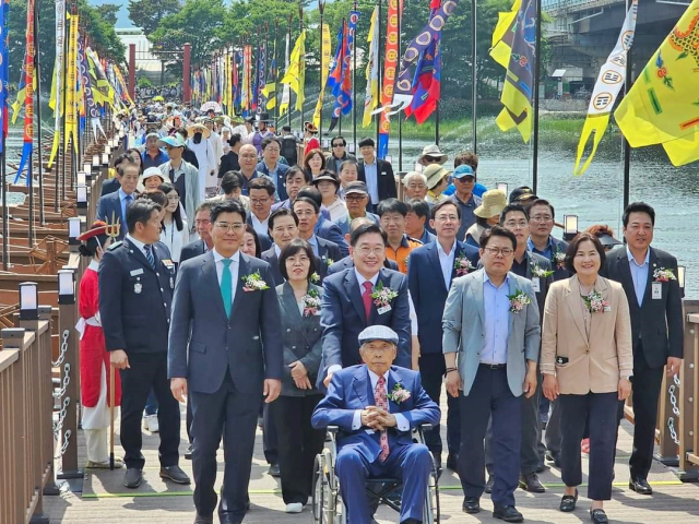 전진선 양평군수(가운데) 등 배다리 개통식에 참석한 내빈들이 다리를 건너고 있다. 사진 제공=양평군