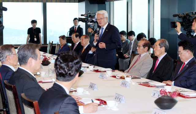 정의화 국민의힘 상임고문단 회장이 20일 서울 여의도 63빌딩 내 식당에서 열린 상임고문단 오찬 회의에서 발언하고 있다. 연합뉴스