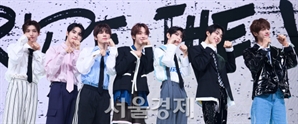 넥스지, 꽁꽁 얼어붙은 쇼케이스 위로 고양이가 지나갑니다 [SE★포토]