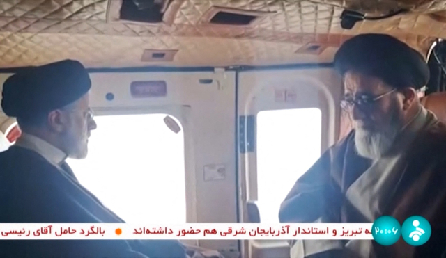 19일(현지시간) 동아제르바이잔주 바르즈건 지역에서 열린 기즈 갈라시 댐 준공식에 참석한 뒤 타브리즈로 돌아오기 위해 헬기에 탑승해 있다. 사진=이란 국영TV IRINN 캡처