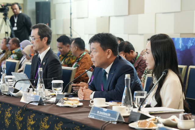 윤석대(오른쪽 두 번째) 한국수자원공사 사장이 19일(현지 시간) 인도네시아 발리에서 열린 ‘제23차 유엔 HELP’에 참석해 기조연설을 하고 있다. 사진 제공=한국수자원공사