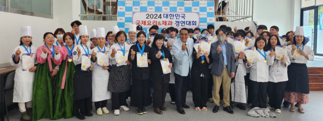 지난 18일 광주광역시 남부대학교에서 열린 ‘2024 대한민국 국제요리&제과경연대회’에서 대상 등 수상의 영예를 안은 남부대 호텔조리학과 학생과 교수진들이 기념 사진을 찍고 있다. 남부대 호텔조리학과는 참가자 전원이 이번 대회에서 수상하는 기염을 토했다. 사진 제공=남부대학교