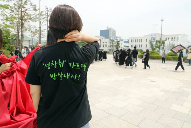 5일 오후 광주 동구 5·18민주광장에서 'n번방 퇴출' 퍼포먼스에 참여한 한 시민이 '성착취 카르텔 박살내자'고 적힌 티셔츠를 입고 서있다. 사진=뉴스1