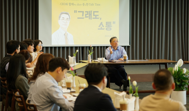 이한준 LH 사장이 20일 경남 진주시 본사에서 2030 청년 직원들과 소통하고 있다. 사진 제공=LH