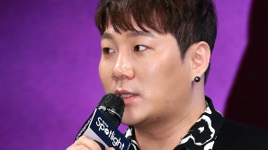 윤민수, 결혼 18년 만 이혼 "윤후 부모로서 최선 다할 것"
