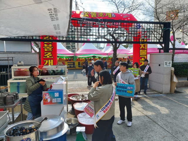 경남도가 축제 현장을 찾아 바가지 요금 단속에 나서고 있다. 사진제공=경남도