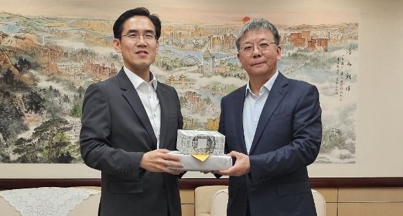 장호종(왼쪽) 대전시 경제과학부시장이 선양시청을 찾아 뤼시후이(오른쪽) 부시장과 기념품을 교환하고 있다. 사진제공=대전시