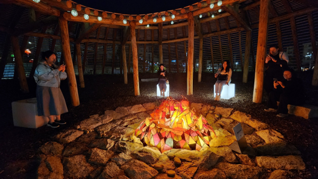 시민들이 서울 종로구 송현공원에서 ‘불멍' 전시를 체험하고 있다. /사진 제공=조계종