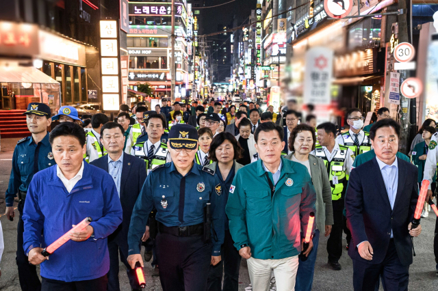 이재준 수원시장(앞줄 오른쪽에서 두번째) 등이 지난 20일 저녁 연쇄성폭행범 박병화 주거지 주변에 대한 순찰활동을 벌이고 있다. 사진 제공 = 수원시