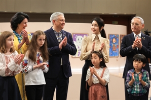 우크라 아동 그림전 찾은 김여사…"세계평화 생각했으면"