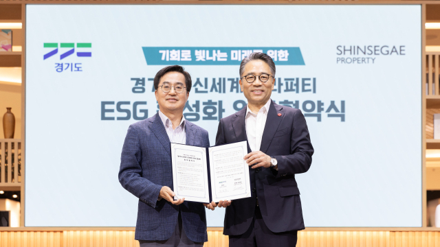 21일 스타필드 수원에서 진행된 신세계프라퍼티와 경기도의 ESG 활성화 업무협약식에서 김동연 경기도지사(왼쪽)와 임영록 신세계프라퍼티 사장(오른쪽)이 기념사진을 촬영하고 있다. 사진 제공=신세계프라퍼티