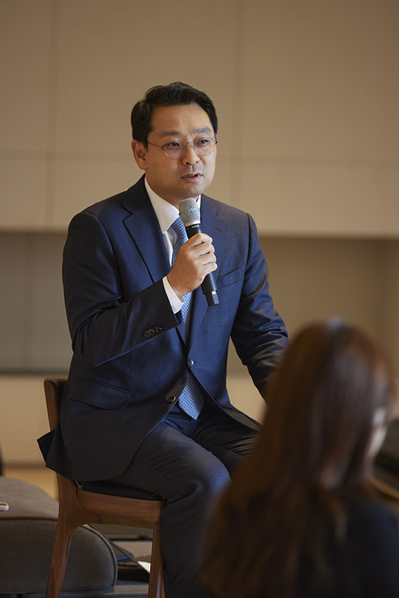 김민수 해비치 대표이사가 16일 열린 리뉴얼 기념 간담회에서 제주 해비치 리조트의 변화를 설명하고 있다. 사진 제공=해비치