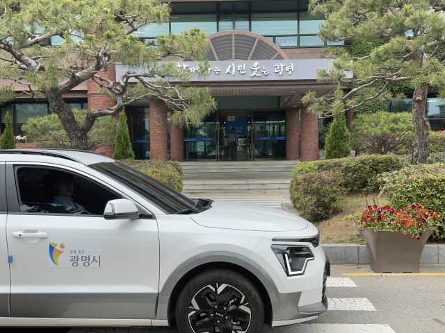 ‘관용차 대체 EV 공유차량’이 21일 경기도 광명시청 앞을 지나가고 있다. 사진 제공=기아