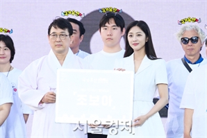 포즈 취하는 최응천 국가유산청장과 조보아 [SE★포토]
