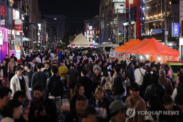 지난해 핼러윈 데이를 앞둔 토요일 시민들로 붐비는 홍대거리. 연합뉴스