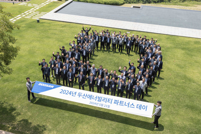 지난 21일 두산에너빌리티 창원본사에서 ‘2024년 두산에너빌리티 파트너스 데이(Partners Day)’ 행사가 열려 두산에너빌리티와 협력사 관계자들이 기념사진을 찍고 있다. 사진제공=두산에너빌리티