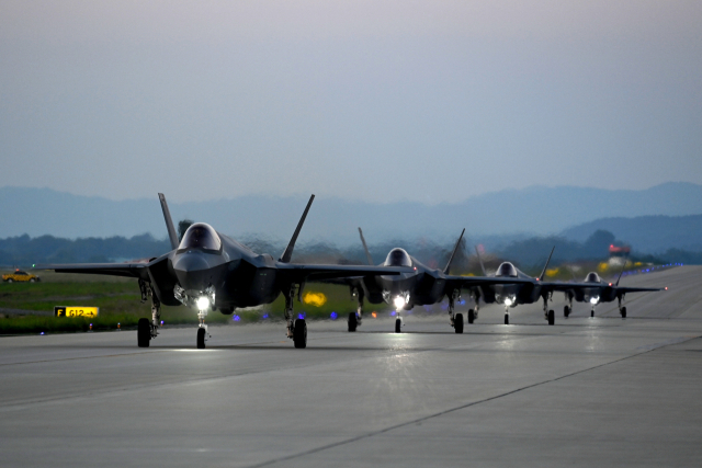 야간 출격을 위해 청주기지에서 F-35A 편대가 지상으로 이동하고 있다. 사진 제공=공군