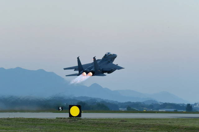 F-15K가 야간 임무 수행을 위해 이륙하고 있다. 사진 제공=공군
