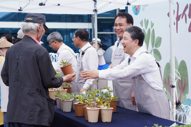 남성현(오른쪽 첫번째) 산림청장이 ‘세계 생물다양성의 날’을 맞아 대전역에서 시민들에게 자생식물을 나눠주고 있다. 사진제공=산림청