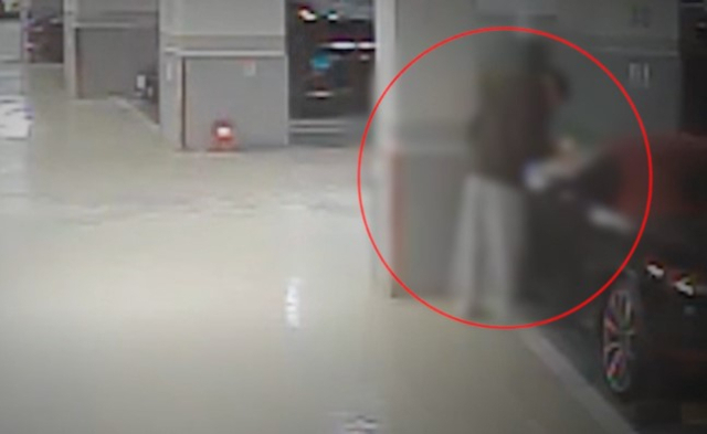 한 남성이 주차장 차량에 남겨진 연락처를 적고 있다. 경찰청 유튜브 캡처