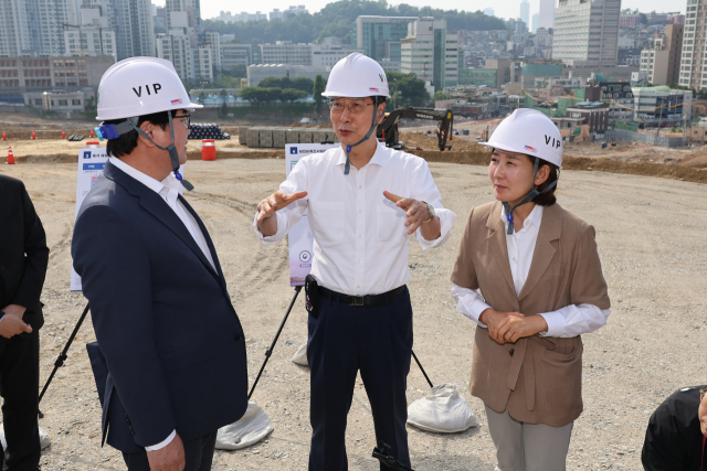 흑석동 찾은 한총리 '원도심에도 주택 공급할 것'