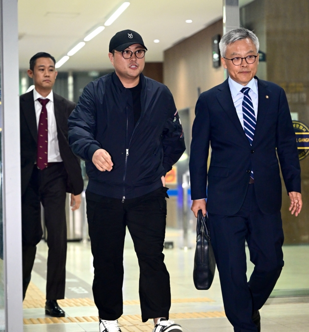 뺑소니 혐의와 음주 운전 의혹을 받는 트로트 가수 김호중이 21일 오후 서울 강남경찰서에서 조사를 마치고 나오고 있다. 뉴스1