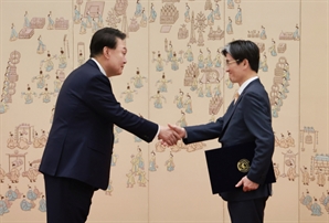 尹대통령, 오동운 신임 공수처장에 임명장 수여