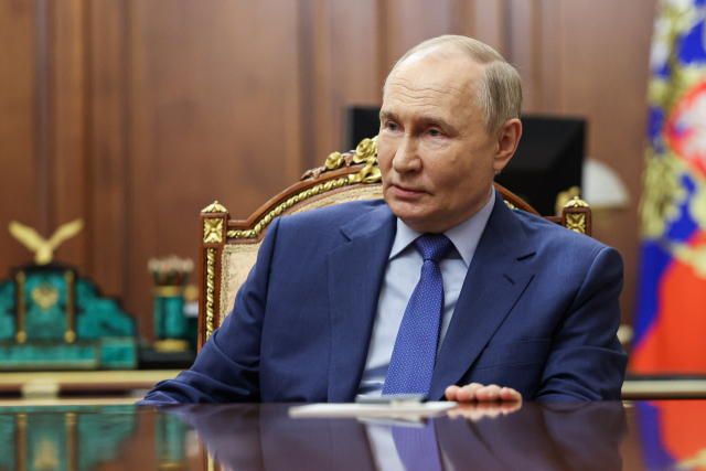 블라디미르 푸틴 러시아 대통령이 21일(현지시간) 모스크바 크렘린궁에서 뱌체슬라프 볼로딘 두마 의장과 댜화하고 있다. 타스연합뉴스