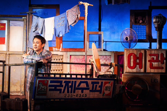 노지마 배우가 2012년 뮤지컬 ‘빨래’에서 몽골 출신 이민자 역할을 연기하고 있다. 사진 제공=씨에이치수박