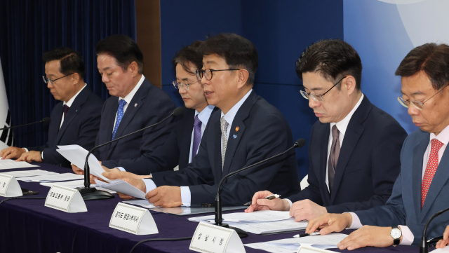 박상우(왼쪽에서 세 번째) 국토교통부 장관이 22일 종로구 정부서울청사 브리핑실에서 1기 신도시 선도지구 선정계획 발표 브리핑을 하고 있다. 연합뉴스