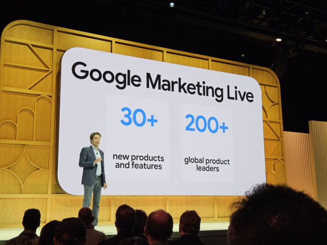 필립 쉰들러 구글 최고비즈니스책임자가 21일(현지 시간) 미국 마운틴뷰에서 열린 ‘구글 마케팅 라이브(GML) 2024’에 참석해 AI 마케팅 전략을 소개하고 있다.