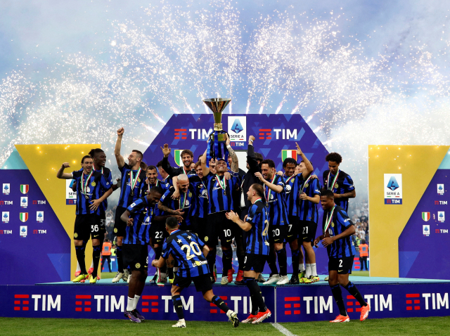 인터밀란 선수들이 19일 이탈리아 프로축구 세리에A의 우승을 축하하며 트로피를 들며 기뻐하고 있다. 로이터연합