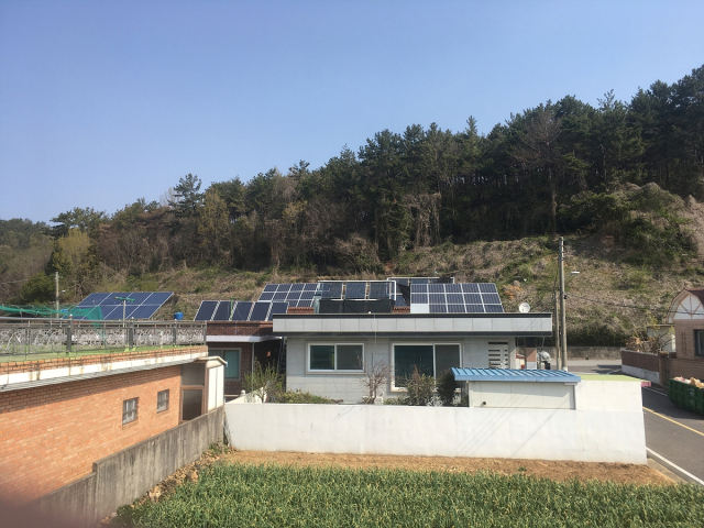전남 여수사의 한 주택가 인근에 설치된 자가 태양광 에너지 시설. 사진 제공=여수시