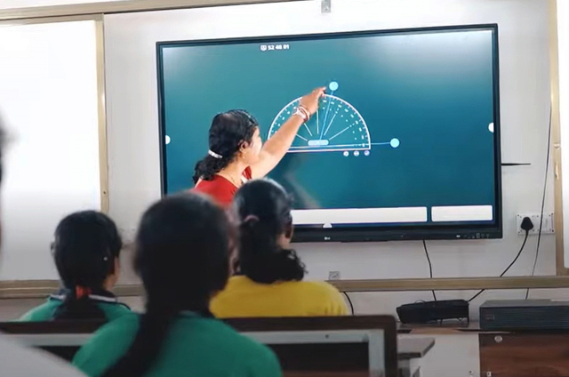 인도 오디샤주 럭세와르 공립 고등학교에서 ‘LG 전자 칠판’을 활용해 수업을 진행하고 있는 모습. 사진 제공=LG전자