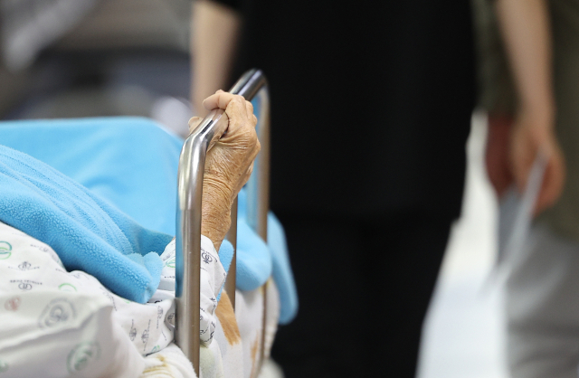 의정갈등이 계속되고 있는 23일 대구 한 대학병원에서 환자가 병상에 누워 진료를 기다리고 있다. 연밥뉴스